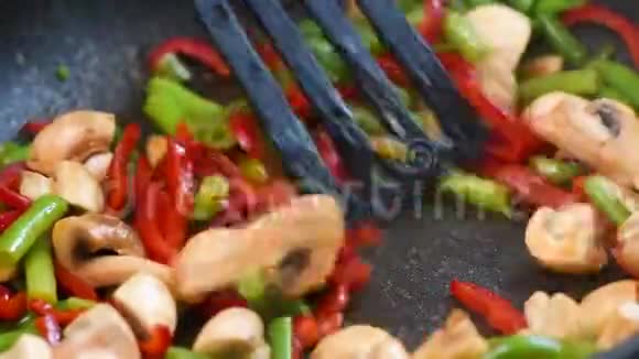 蔬菜和蘑菇炒视频的预览图