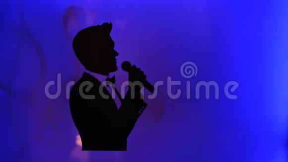 一位男古典歌手用麦克风在录音室唱歌的剪影视频的预览图