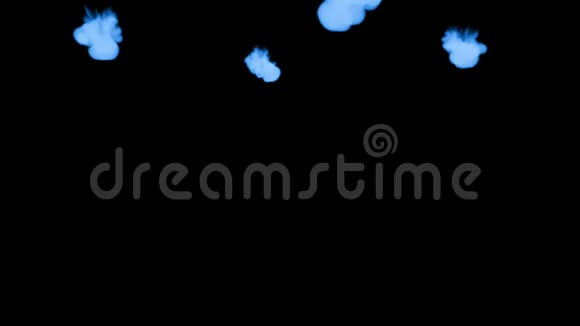 黑色背景上的蓝色荧光墨水三维渲染与卢马哑光4视频的预览图