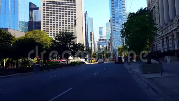 夏季高楼大厦环绕的市区人流及沿街交通状况城市道路景观视频的预览图