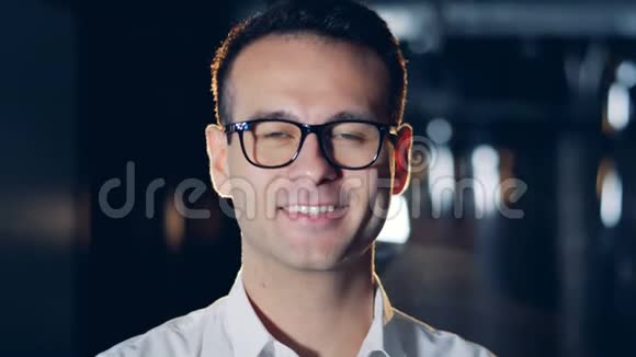 IT专家工程师对着摄像机微笑关门肖像视频的预览图