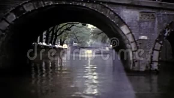 运河船游在70年代阿姆斯特丹视频的预览图