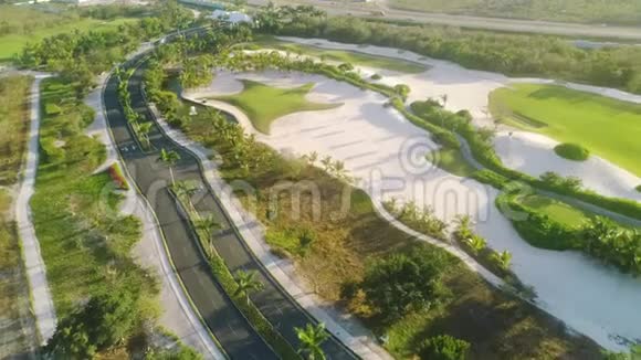 俯瞰热带豪华高尔夫球场度假胜地多米尼加共和国蓬塔卡纳视频的预览图