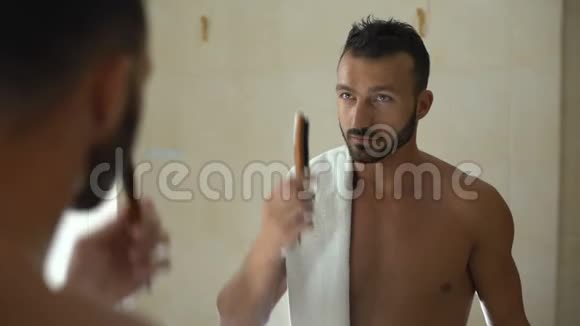 男式梳头者在镜子前梳头发型新颖时尚视频的预览图