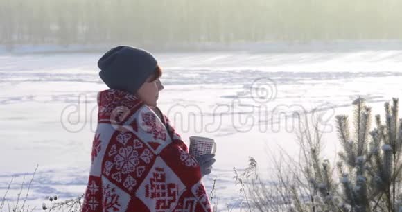 这个女孩在外面冬天喝茶寒冷的霜天热饮温暖双手视频的预览图