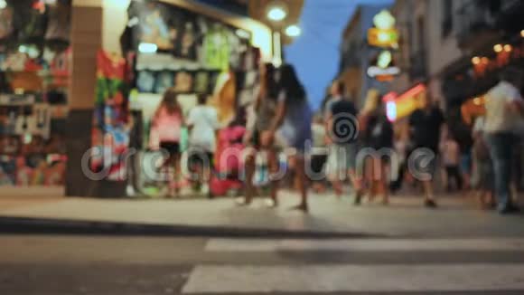 购物街在旅游度假小镇加泰罗尼亚卡拉带游客模糊的看法视频的预览图