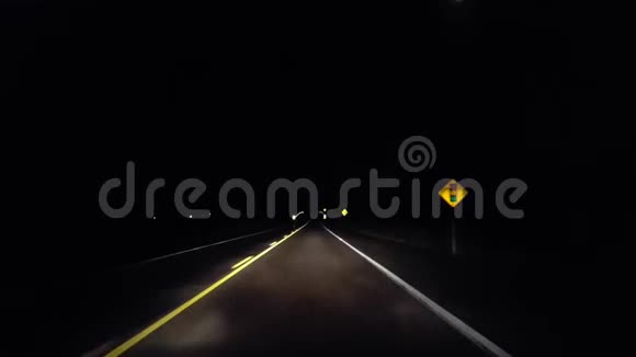 开车穿过乡村在地平线上接近城市的灯光从推动进入城市的角度看视频的预览图