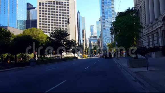 夏季高楼大厦环绕的市区人流及沿街交通状况城市道路景观视频的预览图