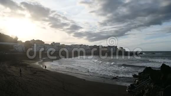 特内里费北岸美丽的日落海滩上有石头和黑色的沙子视频的预览图