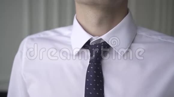 一个穿着衬衫的肖像男直系领带特写视频的预览图