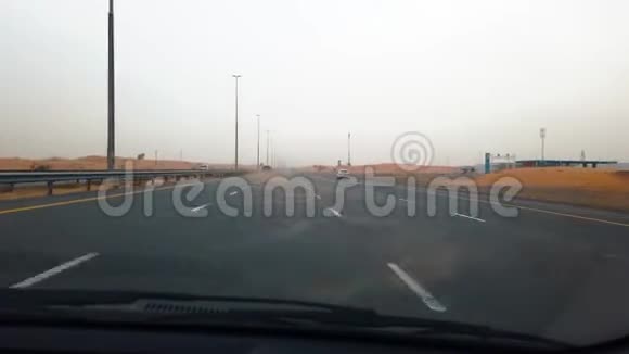 阿拉伯联合酋长国迪拜2019年4月17日沙尘暴期间穿越阿联酋沙漠的公路风光视频的预览图