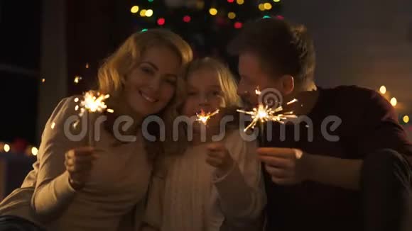 欢乐的家庭与孟加拉灯寻找相机享受神奇的圣诞节视频的预览图