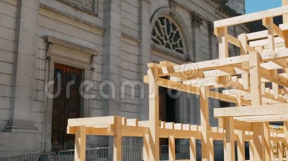 在法国安纳西教堂的木脚手架上跟踪射击视频的预览图