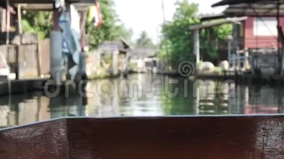 在达姆诺恩萨杜阿克受欢迎的浮动市场河上长尾船的景色在曼谷西南约100公里处的拉特卡布里视频的预览图