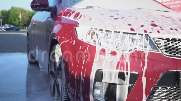 汽车上覆盖着泡沫视频的预览图