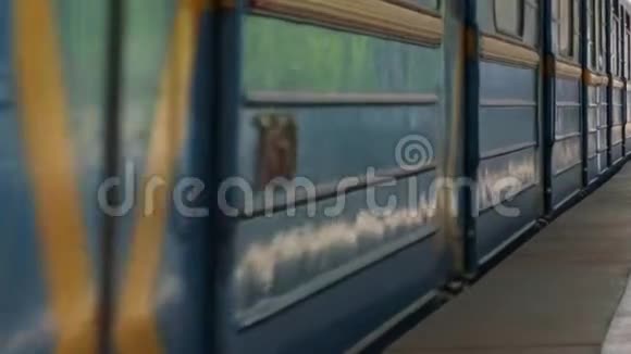 电影院蓝色地铁列车里面的人移动得很快从地铁站可以看到关闭地铁列车通行证的窗户视频的预览图