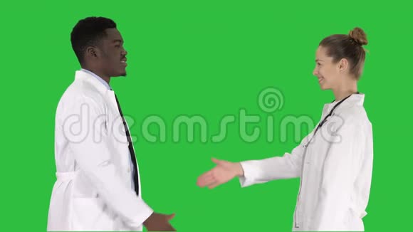 医生在绿色屏幕上握手和拍照Chroma键视频的预览图
