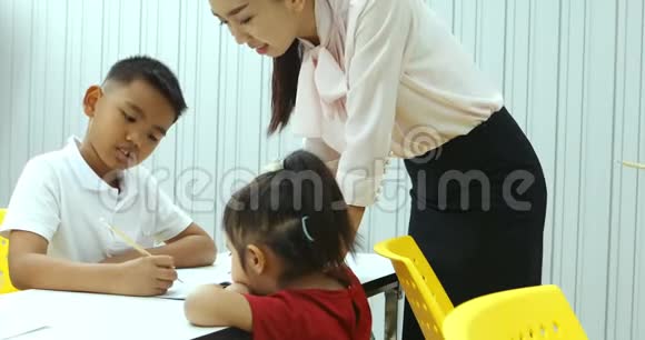 亚洲老师检查学生在课堂上的锻炼视频的预览图