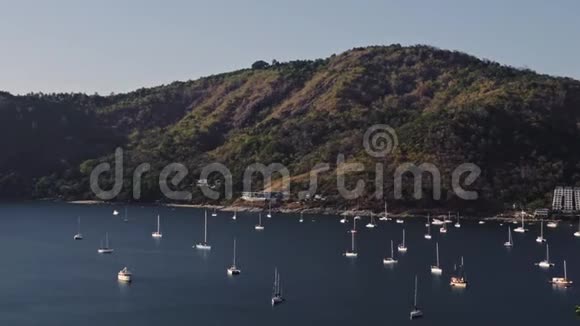 岛上海湾的帆船和游艇视频的预览图