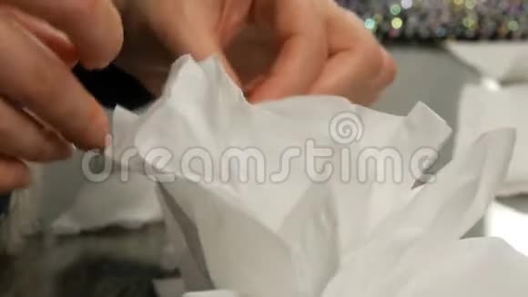 女性手折叠大量纸巾近距离观看视频的预览图