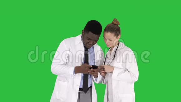医疗团队一起在绿色屏幕上看电话Chroma键视频的预览图