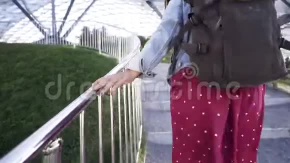 公园里穿着背包的女人视频的预览图