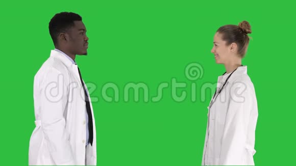 成功的外科医生团队给予高五和笑隔离在白色背景上的绿色屏幕Chroma键视频的预览图