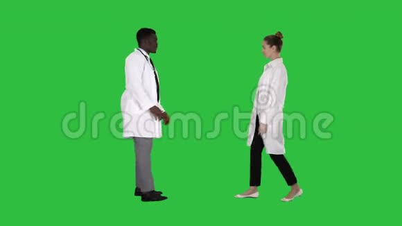 很高兴见到你医生在绿色屏幕上握手Chroma键视频的预览图