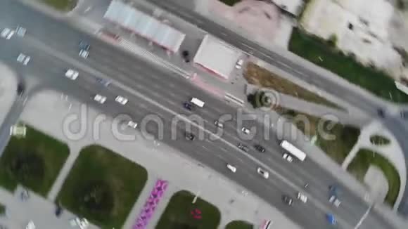 在市中心的新西伯利亚地区驾驶空中对角线汽车视频的预览图