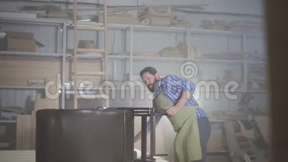 男性专业家具制造商在车间组装椅子视频的预览图