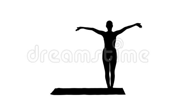 剪影女练习瑜伽站在伸展的角度锻炼乌塔帕斯卡纳萨纳姿势视频的预览图