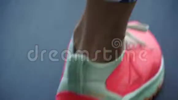 在健身房里女人在卡迪奥雷纳兹尔腿视频的预览图