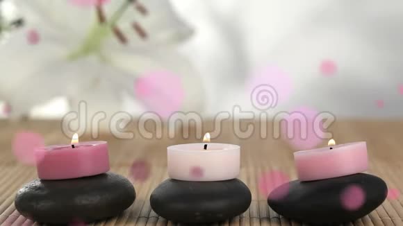 粉泡围绕在鹅卵石上的蜡烛动画视频的预览图
