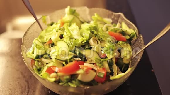 混合绿色蔬菜沙拉的特写准备晚餐视频的预览图