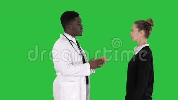 男医生在绿色屏幕上为年轻女性提供药物Chroma键视频的预览图