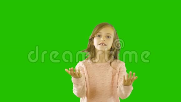一个有着卷发的小女孩看着镜头微笑着挥舞着手臂向她的宠物或猫喊着视频的预览图
