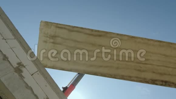 吊车吊臂上挂一大块钢筋混凝土板危险职业概念视频的预览图