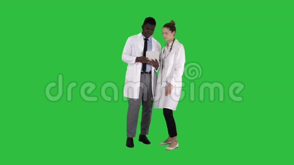 知识医疗专业的美国阿弗罗医生与大学使用数字平板电脑上的绿色屏幕铬视频的预览图