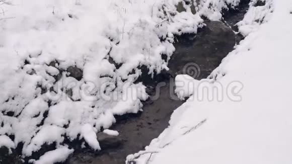 冬天一条雪覆盖的河流视频的预览图