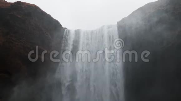 瀑布强大的落水慢动作视频的预览图