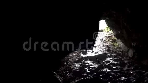 黑暗洞穴出口明亮的阳光神秘的自然库存录像库存录像从里面看视频的预览图