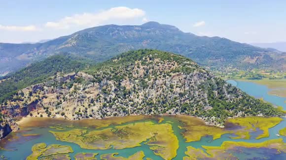土耳其达利安河附近山脉的空中镜头放大视频的预览图