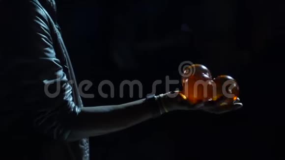 4魔法师用光在球里面视频的预览图