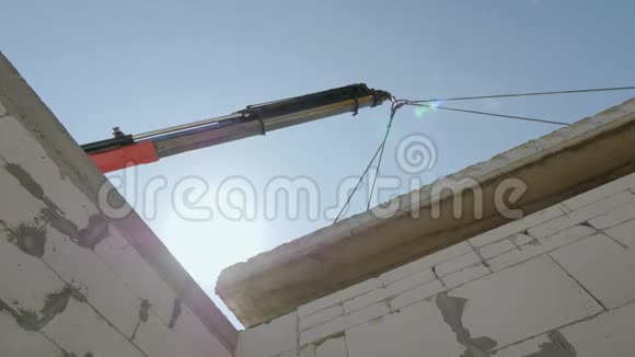 起重机将地板板设置在一个小房子里村舍的建造低角度视频视频的预览图