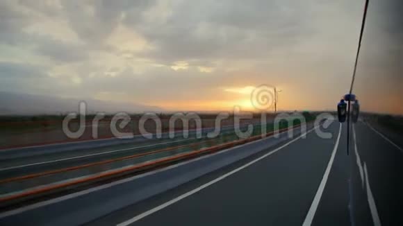 中国日落时公共汽车在高速公路上行驶视频的预览图