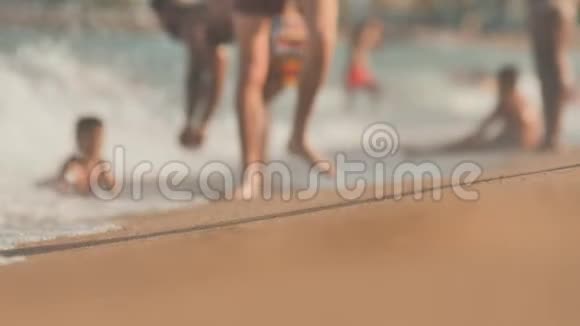 沙滩上的人游泳休息赤脚在沙滩上行走人模糊注意力不集中视频的预览图