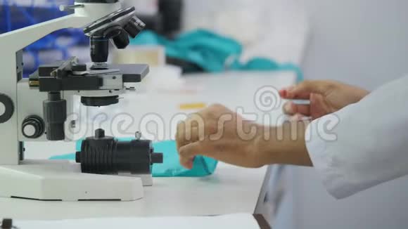 医学研究科学家戴上蓝色乳胶手套视频的预览图