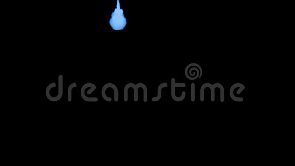 黑色背景上的蓝色荧光墨水三维渲染与卢马哑光8视频的预览图