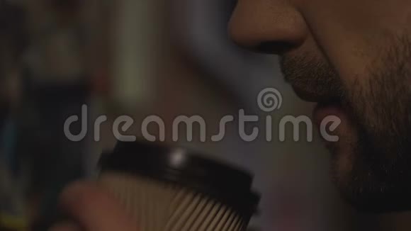 有胡子的男军官喝咖啡思考犯罪未遂的想法视频的预览图