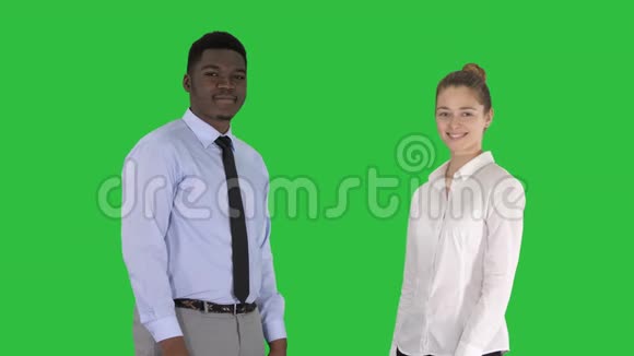 国际快乐微笑的男人和女人在绿色屏幕上竖起大拇指Chroma键视频的预览图